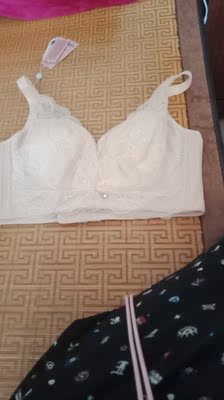 这款衣服的质地不错，面料轻薄透气，无钢圈的设计很舒服，不勒不紧，适合夏天使用，不闷热！