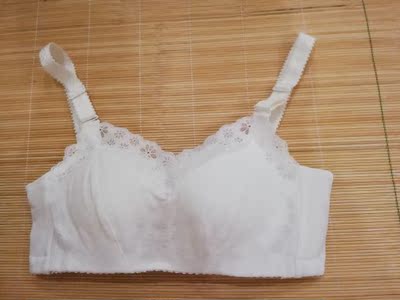 款式简洁大方，颜色干净，纯棉材质，买的厚胸垫的内衣，不得不说这是一次满意的购物。