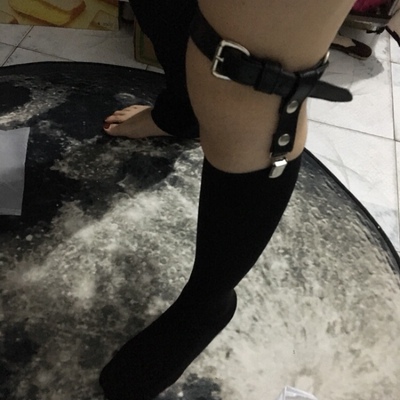 前面可调节后面是松紧的，也可以调节，软软的