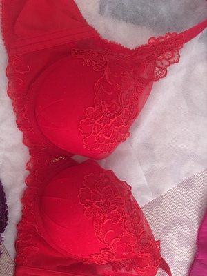 拖延症发作这么晚才收货评论(&acute;&bull;༝&bull;`)一号下单本来还看了两无钢圈的但有点小问题就取消了。三号和妈妈去店里试了不合适就另买了两件，回家又在网上定了两件六号还是七号到的，全部以下水洗过无掉色等问题。(｡&bull;̀ᴗ-)✧