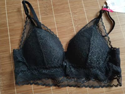 面料轻薄，穿着舒服。尺码标准，大小合适。从前面穿，感觉方便很多。喜欢这个款式。发货和物流还挺快的呢。