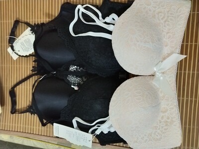 回来试穿了一下，聚拢效果没想象的好，不过还能接受，一直都在这里买的内内，期待能发多点新品。