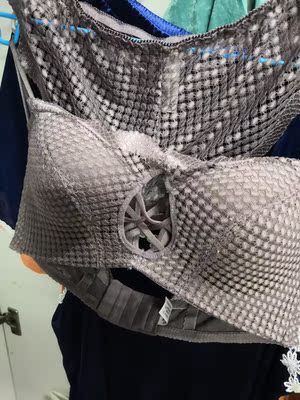 内衣厚薄度是我想要的，不会很厚，穿着也透气。就是内裤太性感了😂要是内裤能在柔软就很完美了