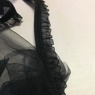 质量不行，那层薄纱还抽丝，木耳边是比较硬的材质，最关键的是，内衣左右还不对称，还有很多线头&hellip;&hellip;那个夹扣本以为是金属的，仔细一看原来是塑料刷了一层金色的漆，本以为买贵点的东西，质量能好点，想不到还是这种质量不过关的东西，算了，就当买个款式吧&hellip;&hellip;不会再买第二次了&hellip;&hellip;忘了说了，九十多块钱买的，还买了别的配件，一共花了170，还不如买地摊货呢&hellip;&hellip;