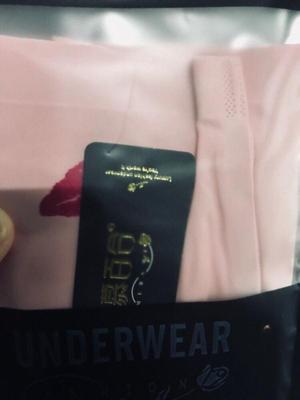 内裤款式非常好看，价钱便宜，质量好。已经穿过 了是纯棉，不掉色，是纯棉，价钱便宜，面料舒适,不错，质量还不错穿起来应该会舒服吧，物流有点慢。快递很给力，很满意,物流挺快的，两天就收到了，颜色很正，便宜又好看，下次一定还会再回购的，祝老板生意兴荣。