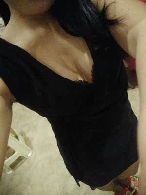 我平时都是穿大码的衣服,现在这款衣服我都买了加大码的了,穿在身上还是小了点,衣服是很好看就是薄了些,各位朋友要买这款衣服的话请谨慎要是你穿大码的衣服一定要多加两个码子买才行,这款衣服偏小号,还有胸前太露了 我平时都是穿大码的衣服,现在这款衣服我都买了加大码的了,穿在身上还是小了点,衣服是很好看就是薄了些,各位朋友要买这款衣服的话请谨慎要是你穿大码的衣服一定要多加两个码子买才行,这款衣服偏小号,还有胸前太露了