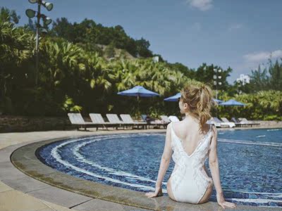 穿起来很稳不会往下滑，，比以前买的那种好多啦，这一款很适合，质量挺不错的，值得入。这是我买的最满意的一款胸贴，直接穿去旅行了，这个夏天自信满满了，感觉真好，