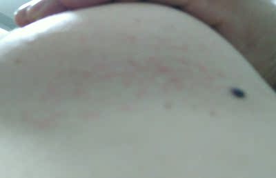 没啥聚拢效果。穿的还算舒服，就穿着去爬山了，结果回来胸部起了很多疹子，而且只有胸部有，太闷了，不透气，成分也不知道好不好。