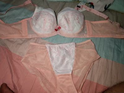 还可以吧,很好看,做工也不错,关键是很性感 还可以吧,很好看,做工也不错,关键是很性感