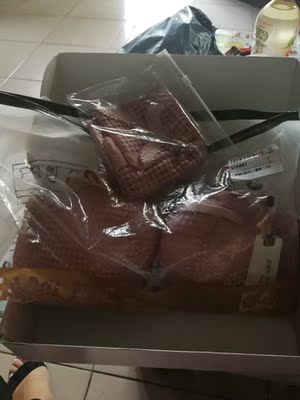 质量非常好，与卖家描述的完全一致，非常满意,真的很喜欢，完全超出期望值，发货速度非常快，包装非常仔细、严实，物流公司服务态度很好，运送速度很快。就有点小厚，如果能再薄一点就好了，不过款式确实好看。