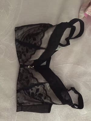 是茜施尔老客户了，买的是薄款不厚，但是也能聚拢，货真价实，就是下围感觉特别紧。副乳都收得特别好，从腋下直接到胸部都包裹得特别好。