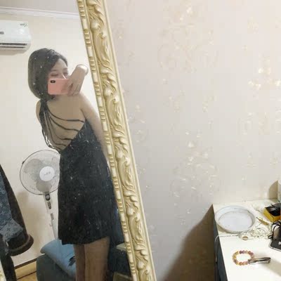 睡衣收到了穿上特别的好看 面料很舒服 而且很柔软 颜色和图片上一样 没有色差 夏天穿一点都不热 料子滑滑的