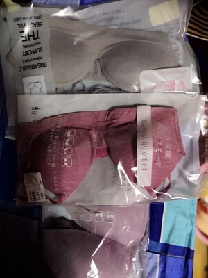 有一点厚厚的 相比其他两个， 衬胸大(ಡ&omega;ಡ)hiahiahia