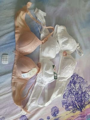 文胸不错，买了3个款式，最喜欢这款，其它两款也很好很合适，卖家很贴心送了加长扣，满意
