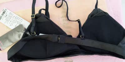 宝贝收到了穿着舒服，款式的设计挺喜欢的，有肩带的穿久了也不会有紧勒感，肩膀没有束缚感。穿着这款薄杯挺好的，不会闷尺码也合适标准，胸垫可以拆卸的。真的是穿了后就不想脱下来了。买了2件黑色的，搭配衣服看着。炒鸡有范，仙女范足足的。洗了后不会褪色，质量杠杠的！