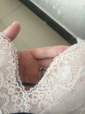 之前买的好才又拍了这个款 舒适  不褪色 手感好 蕾丝质量也好 但是蕾丝不对称 有一边蕾丝罩杯都没完全盖住 这个瑕疵太低级了