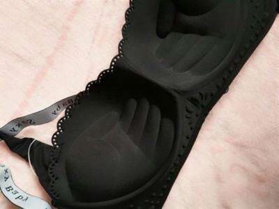 穿上就让人感觉爱不释手，同时也购买了好几家同款的，收到货我对比了一下，只有你家的内衣我觉得超值，面料弹性非常好， 洗过了也不会褪色，变形什么的更不用担心了，穿身上非常贴身很舒服也不嘞 一眼就相中果然没让人失望，内衣也没有别的味道。尺码也标准的，平时穿的尺码拍下的，真的是特别好看，没想到这么便宜呐，面料也不错很舒服，物流也特别快