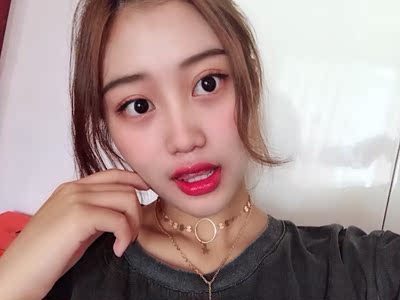 刚收到就迫不及待的戴上试啦～随便拍的图 项链实物超美的 质量也是很ok 当然还可以戴上它去蹦迪～哈哈哈 下次配个合适个衣服给你们追评哦！买买买！重点是很便宜！