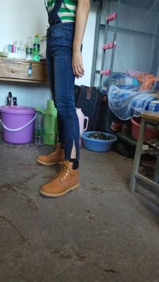 超级帅，很早之前就想要了，舍友都动心了，真皮的，有点硬，需要多穿两天，配牛仔裤一绝 ，给好评