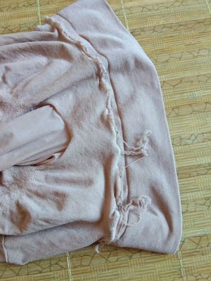 丝练裤本来给了一个好评,可穿上去一天时间腰部连接地方都抽丝了。只能改为差评了。有照片为证。 丝练裤本来给了一个好评,可穿上去一天时间腰部连接地方都抽丝了。只能改为差评了。有照片为证。