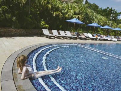 穿起来很稳不会往下滑，，比以前买的那种好多啦，这一款很适合，质量挺不错的，值得入。这是我买的最满意的一款胸贴，直接穿去旅行了，这个夏天自信满满了，感觉真好，