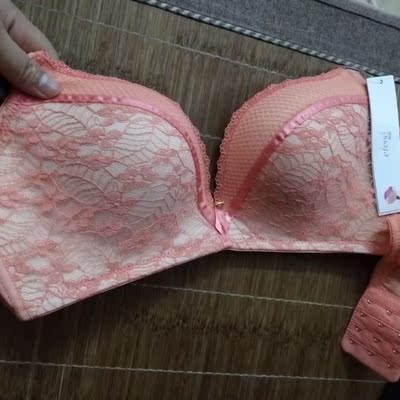 非常满意，穿上舒服比钢圈内衣舒服，舒适感还是挺棒的，料子也好里面是薄的，具有聚拢性感，对我合适，质量挺好的！