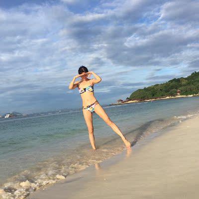 49块，人生第一次穿比坚尼，效果很好。本人164高，94斤，至于压胸问题，解决方法是换了里面的杯，换一个大点适合自己的，就很舒服了，它原来的杯穿着是不舒服的