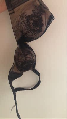 活动的时候买了两件，穿一天身上就会被勒的都是印子，舒适感较差，做理疗的理疗师说女人还是不要穿戴钢圈的，回家就把钢圈都摘掉了，穿起来还能感觉舒服些，之前穿的都是这个号，也没有这种不舒服的感觉，难道我胖了&hellip;&hellip;？？！扣子已经扣到最后一个了&hellip;&hellip;