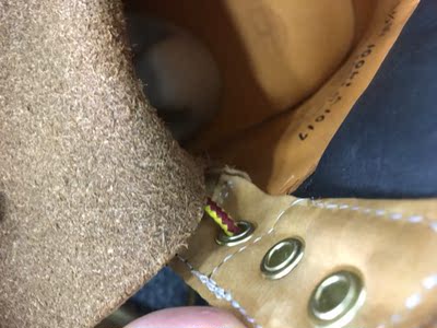 心水了十多年了,总算买了,哈哈哈😄 款式、用料、做工没得说!还送了个鞋包,尽管没什么用,但也体现了商家满满的诚意。 很多人说磨脚,估计是鞋舌和鞋帮连接处的褶皱造成的,鞋带绑紧点感觉还行。待观察。 用标签皮子测了下防水性,像这样盛着水过了五分钟,完全没吸收,感觉鞋子淋个雨涉个水啥的问题不大吧。 上脚感觉也不错,有点沉但很有质感。增高效果很好,顿感自己180+了😂 心水了十多年了,总算买了,哈哈哈😄 款式、用料、做工没得说!还送了个鞋包,尽管没什么用,但也体现了商家满满的诚意。 很多人说磨脚,估计是鞋舌和鞋帮连接处的褶皱造成的,鞋带绑紧点感觉还行。待观察。 用标签皮子测了下防水性,像这样盛着水过了五分钟,完全没吸收,感觉鞋子淋个雨涉个水啥的问题不大吧。 上脚感觉也不错,有点沉但很有质感。增高效果很好,顿感自己180+了😂