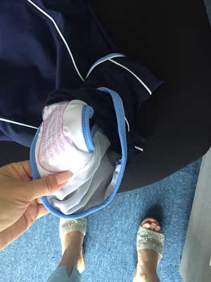 穿着蛮修身，镶边的地方有点厚，前身是双层的，整体和图片一致