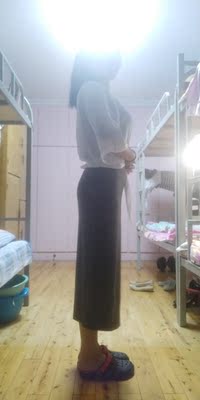 很好看，可能是因为灯光问题，拍的不是特别好，上身效果要比照片好，  不得不说，这是一件令我很心仪的衣服，穿着特别舒服，而且还特别长，很是喜欢