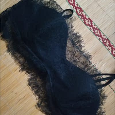 一言难尽，这个只适合没有一点胸的妹纸穿，胸大一点的穿起来简直，谁穿谁知道，穿起来松松垮垮的，毫无美感，真不值一百多，自己手贱一拿到就剪吊牌，退都退不了