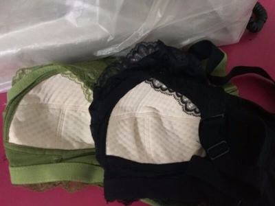 颜色很正，码数也刚好，我的胸部很大，看这个大胸显小，很意外的效果，真的很不错，这个文胸也是无钢圈薄款的穿起来也很舒服，以后买内衣就认准你们家的了。