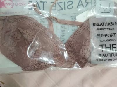 看起来还挺好看的，就是质量比较一般，而且杯里面料没在专门卖真丝内衣的店里面买的那个杯里面摸起来舒服。我这件他那两个带子定的位置不一样，而且我觉得看起来有点不结实。