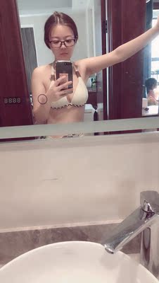 刚收到衣服，质量不错，摸着柔软。刚开始胸垫没取有点小，取掉胸垫就好多了。胸太大的不建议购买也，觉得抬不住，太下垂了也不好看的。虽然都是绳子绑的，随便多紧可能都会下垂。收到了试穿了一下。图片将就看吧，肉太多