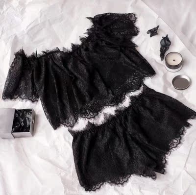 纠结了半天最后让老板颜色改成黑色，还是大爱性感的黑色啊！质量可以，蕾丝很软，我皮肤比较敏感，穿这套不会痒完全没问题，关键风格很仙有木有！！拍了几张买家秀，满意！