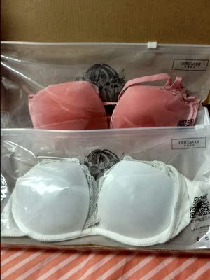 第二次购买了,一如既往的物流速度很快!75B的码看着比自己平时穿的小一些,但是试了一下,上身效果还不错!活动买的,很值! 第二次购买了,一如既往的物流速度很快!75B的码看着比自己平时穿的小一些,但是试了一下,上身效果还不错!活动买的,很值!