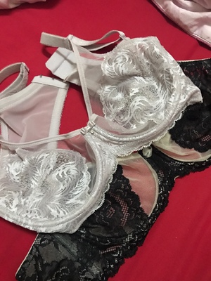从去年开始已经被她家的内衣吸引了，去年买的两款便宜的，穿上的确没有这次买的两款舒服，一分价钱一分货，但价格真的是太贵了，200多一件的文胸，买的两件就凑合着卷到一个袋子里面，包装对不起这个价格，另外就是线头比较多，但穿上还是很不错哒！