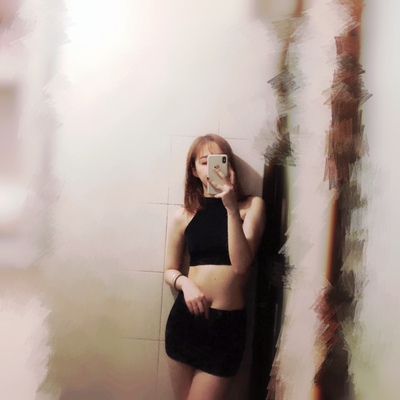 薄薄的面料很舒服 有点点透  拍不太出来透 其实是有点透哒～ 胸小就靠腿撑撑场面 嘻嘻