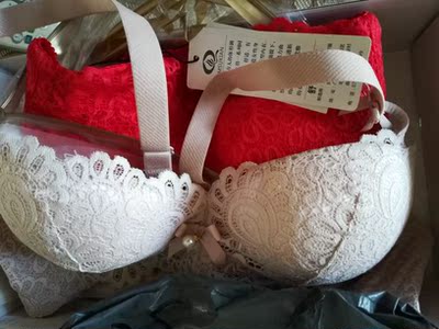 衣服质量挺好的，手感很柔软很舒服，穿上聚拢效果很好