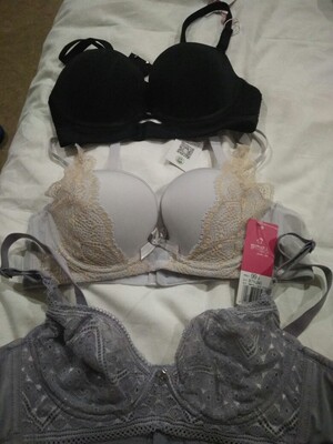 这一款是最喜欢的，很薄，很软，很舒服。而且这个罩杯也很好，不压胸。尺码也是准的。就是肩带稍微有点儿细了，有点嘞肩。 花谢花飞飞满天，红消香断有谁怜？ As blossoms fade and fly across the sky, Who pities the faded red, the scent that has been?  游丝软系飘春榭，落絮轻沾扑绣帘。 Softly the gossamer floats over spring pavilions, Gently the willow fluff wafts to the embroidered screen.