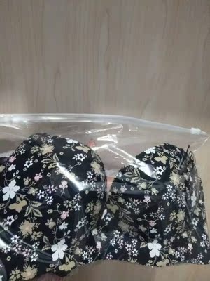 内衣收到了，包装挺保密的，面料柔软，也透气，没有钢圈。喜欢，太意外了，还挺聚拢的，穿上之后效果不错，上面的花纹也挺性感的，洗完以后还不褪色，这个价位买到的内衣，真的太意外了，会回购的。