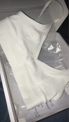 手感很好，软软的，露背也可以穿，就是下面松紧那里有点勒，后面吊带部分有点不注意还是会漏出一点，整体很不错，一层布会漏点