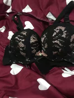 很性感，颜色也很正哦，聚拢挺好的，价格又优惠，犹豫的小仙女快买吧，推荐给好多朋友了，都说很不错的一家店