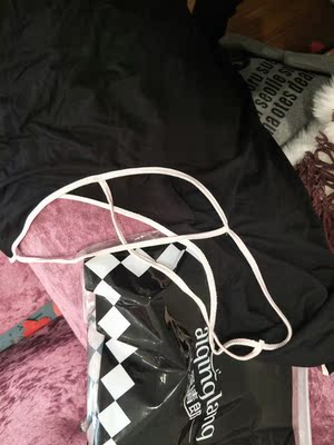 和图片一样宽松的睡衣有点性感后背很美！！！！穿着也很舒服。莫代尔棉的感觉。物流也很快。给商家一个赞！！