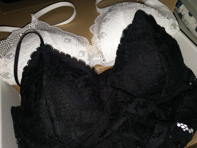 内衣十分轻薄，但是不凸点，没有束缚感。不错不错穿着很舒服。因为本仙女很懒，不想每一件商品都一样一样地去写好评，所以特意写了这样一个评论。但是这件商品无论是质量、材质还是款式，肯定都是本仙女所中意的，如果本仙女不喜欢的话，本仙女收到货肯定是会很生气的，很气很气的那种哦。不然这个评论肯定会变成那种喋喋不休，怨气横生，怨天怨地的那种。最后当然不可能忘了给这件商品一个好评，给各位爱淘宝的宝宝们一个购物参考，这个产品还是非常值得购买的！ 祝看到这条评论的各位小仙女们永远年轻漂亮美丽大方，永远都是16岁。