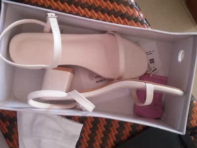 特别的好看，摸起来也是感觉质量很好，很百搭的一个款式，没有色差，卖家服务态度特别的好，东西到得也很快，下单之后没多一会儿就发货了。附两张图，鞋很好看，我脚丑，真的感觉超值