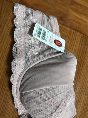 朋友推荐的内衣，双十一趁着搞活动买了几件，收到后很惊喜，做工精细，试穿很舒服！大小合适！