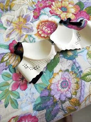 宝贝要比想像中好多了，很不错，颜色很正，是我喜欢的类型，没想到这么便宜质量会这么好，宝贝的面料是我喜欢的。