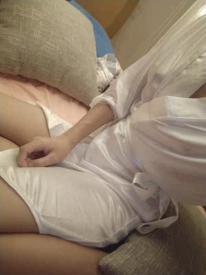 很满意,便宜,很舒服,很好看,中间有颗扣子就好了。 很满意,便宜,很舒服,很好看,中间有颗扣子就好了。